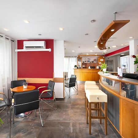 Hotel Plus Bratislava Luaran gambar