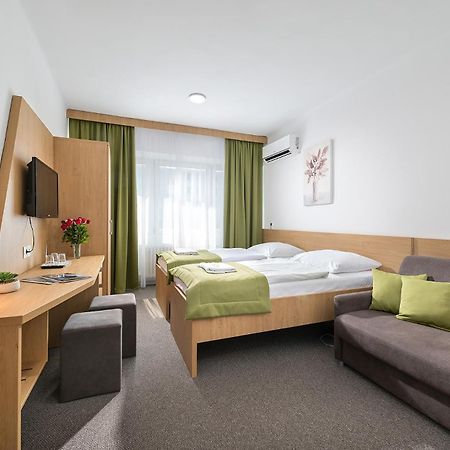 Hotel Plus Bratislava Luaran gambar